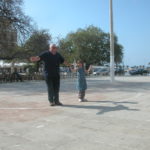 dscn6438grossvater-mit-enkelin-beim-sirtaki