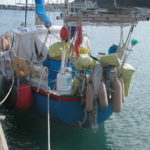 dscn6505gut-bepackte-kleine-ketsch-in-katakolon