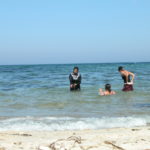 dscn7408muslimfrauen-beim-baden-am-kap-zebib