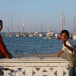 dscn7440-jungs-beim-hafen-von-bizerte