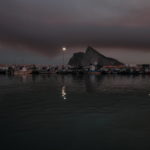 dscn8254-im-fischerhafen-atenura-vor-anker-mit-aussicht-auf-rock-von-gibraltar