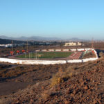 dscn9022a-grosszuegige-sportanlage-in-karger-landschaft