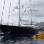 dscn9182a-beim-verlassen-von-puerto-calero-passieren-wir-diese-luxus-segelyacht-und-das-touristen