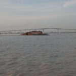 dscn1513-wrack-mitten-im-paramaribo-river