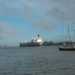 dscn1524-erstaunlich-grosse-frachter-transportieren-auf-dem-fluss-bauxit-fur-trinidad