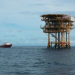 dscn1598-starke-nw-setzende-stroemung-driftete-uns-gegen-die-bohrinsel-vor-trinidad