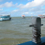 dscn0282-kursboote-hinter-dem-riff-von-itaparica-vor-anker