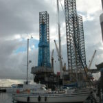 dscn0300-ein-oelbohrturm-wurde-fuer-revisionsarbeiten-zur-nebean-liegenden-werft-geschleppt