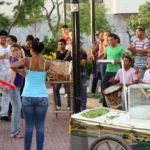 img_9018a-jugendliche-tanzen-zu-spontanen-trommel-rhythmen